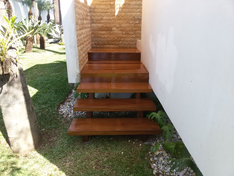 Escada em Cumaru para ambiente externo